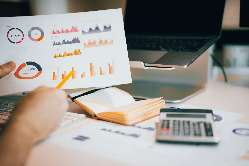 Gráficos, calculadora y ordenador durante el análisis de datos de una tasación