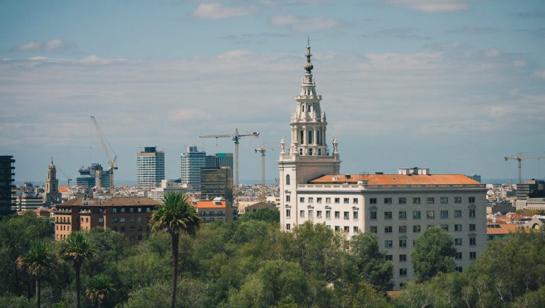 Panorámica de Madrid con arquitectura clásica y grúas de construcción al fondo