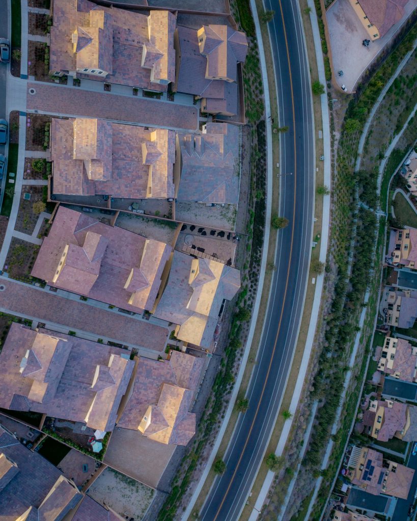 Vista aérea de una urbanización de viviendas unifamiliares junto a una carretera