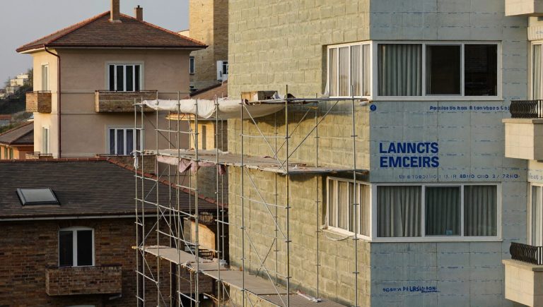 Edificio residencial de Madrid en obras de rehabilitación energética con andamios y aislamiento térmico en fachada